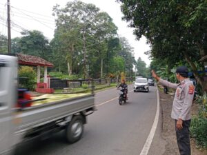 PERSONEL POLSEK SAKETI LAKSANAKAN KEGIATAN STRONG POINT UNTUK LANCARKAN ARUS LALU LINTAS DAN AKTIFITAS WARGA 1 IMG 20240814 WA0036 3