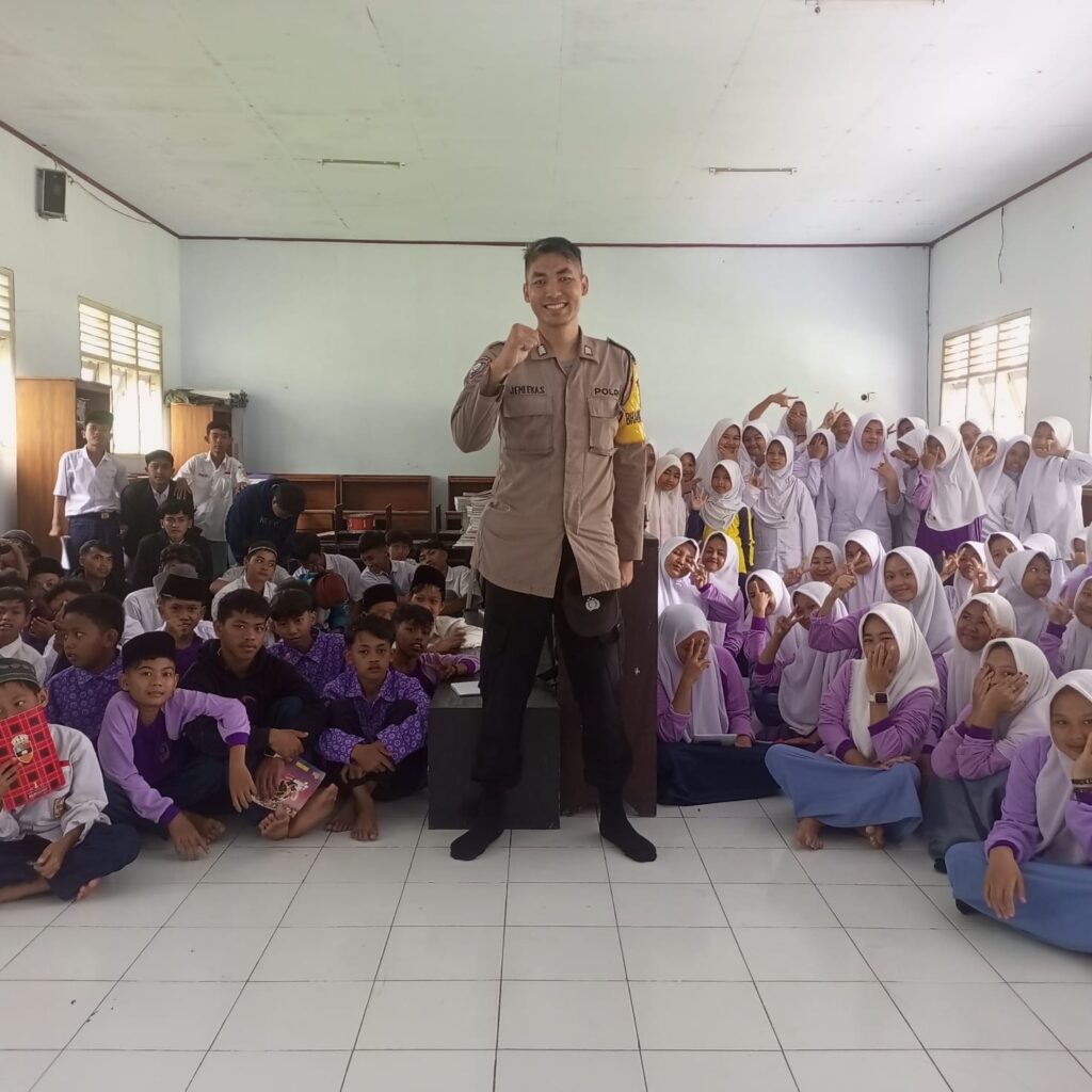 Polsek Cimanuk Berikan Materi Kenakalan Remaja dan Sosialisasi Narkoba di Sekolah 4 WhatsApp Image 2023 09 01 at 08.53.09