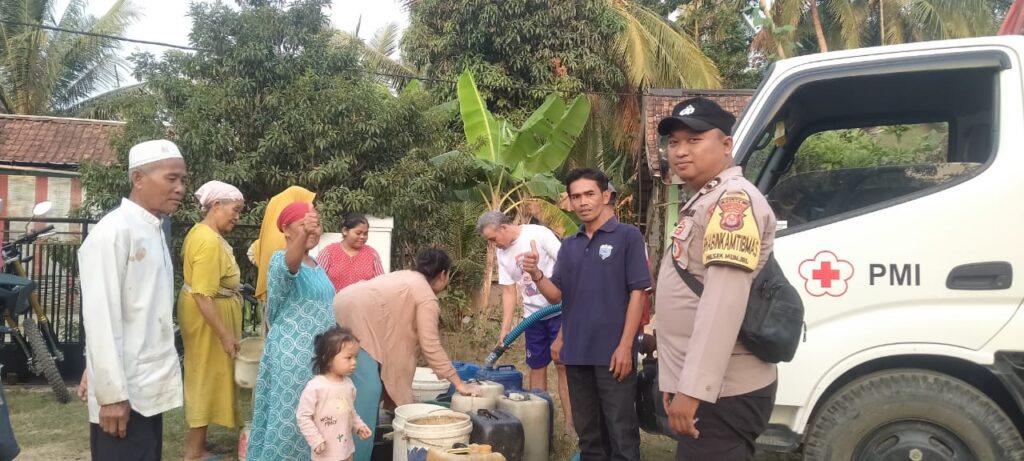 Polsek Munjul Dampingi Pendistribusian Bantuan Air Bersih Dari PMI Banten 1 WhatsApp Image 2023 09 02 at 14.54.36