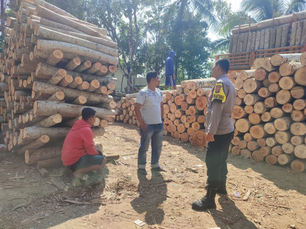 Bhabinkamtibmas Polsek Cibaliung Ajak Masyarakat Peduli Lingkungan dan Keamanan 1 WhatsApp Image 2023 09 06 at 10.06.01
