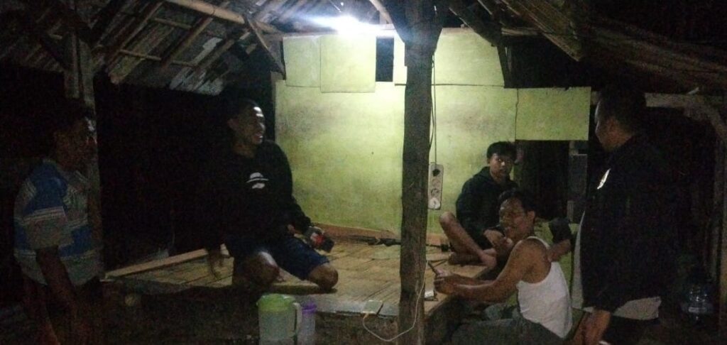 Keamanan Prioritas Utama: Polsek Menes Terus Mendatangi Warga Tiap Malam, Masyarakat Merasa Nyaman 8 WhatsApp Image 2023 09 21 at 12.13.44