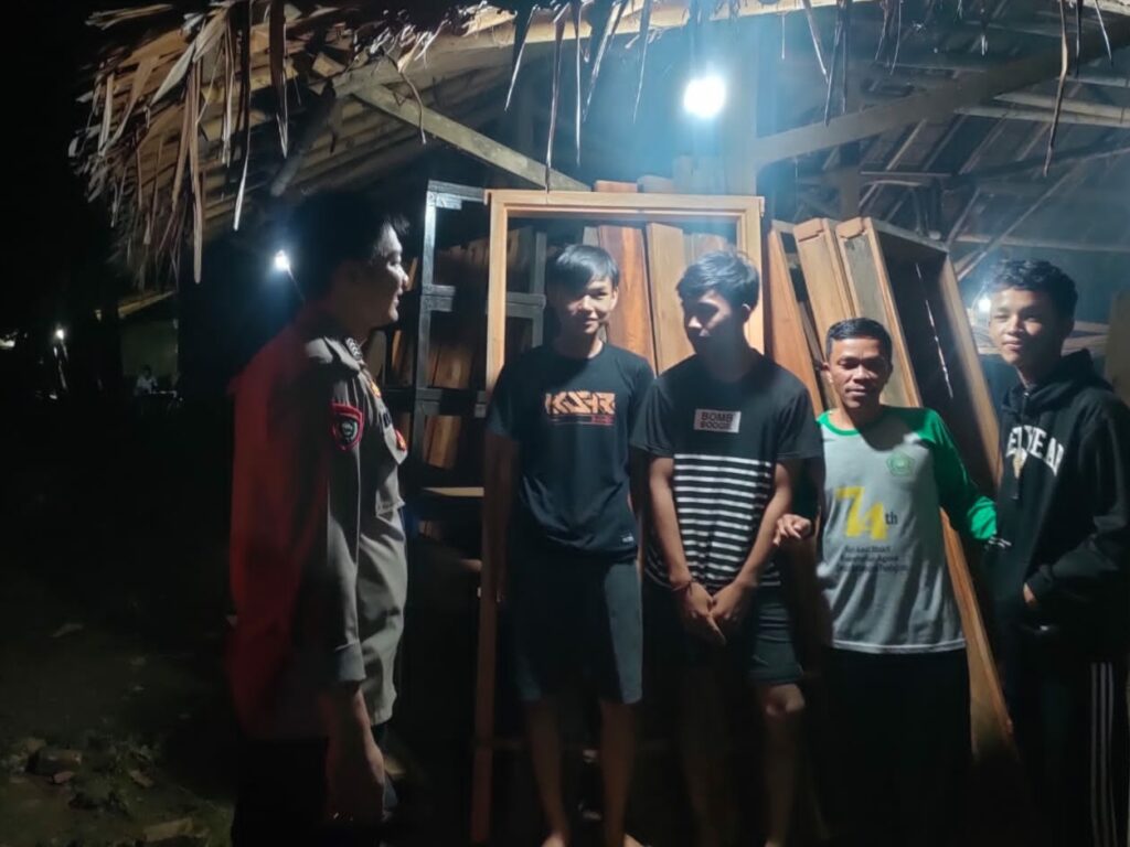 Polsek Bojong Gelar Patroli Malam untuk Mewujudkan Situasi Kamtibmas yang Aman 4 WhatsApp Image 2023 09 22 at 09.47.56
