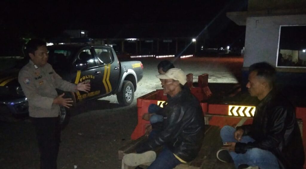 Polsek Pagelaran Pantau Keamanan di Tempat Wisata Pantai Karoeng Selama Hari Libur 6 WhatsApp Image 2023 09 22 at 09.56.22