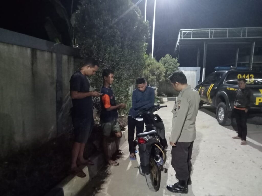 Polsek Bojong Gelar Patroli Malam untuk Menjaga Kamtibmas 8 WhatsApp Image 2023 10 09 at 12.32.13