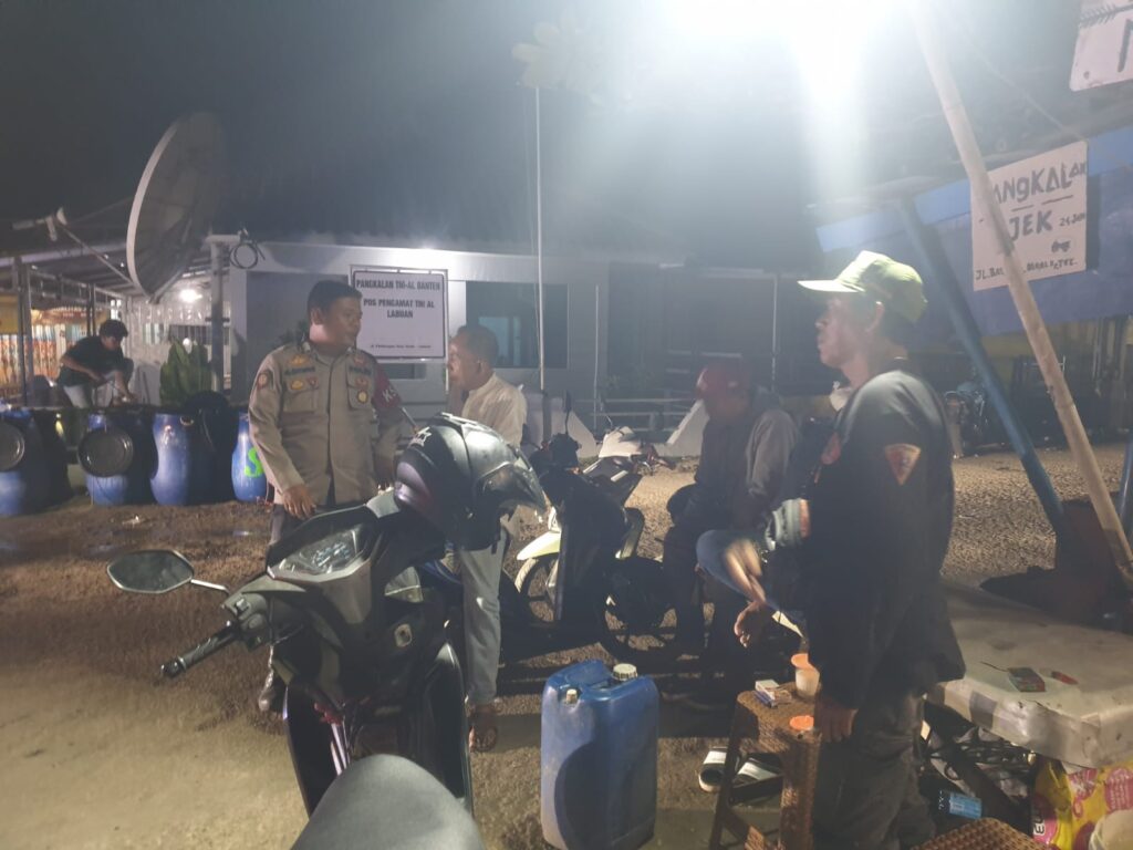 Polsek Labuan Melakukan Patroli Malam untuk Meningkatkan Keamanan Kamtibmas 2 WhatsApp Image 2023 10 10 at 08.08.04