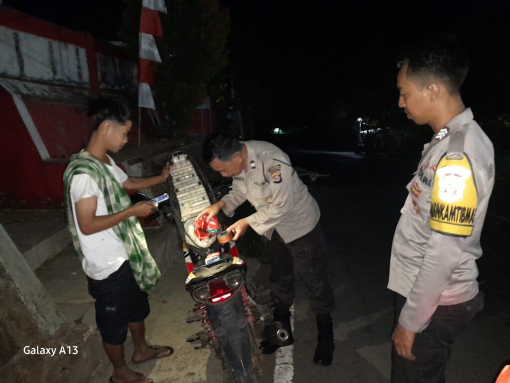 Polsek Cigeulis Terus Tingkatkan Patroli KRYD Malam Hari Demi Keamanan dan Ketertiban Masyarakat 4 WhatsApp Image 2023 10 10 at 08.13.42