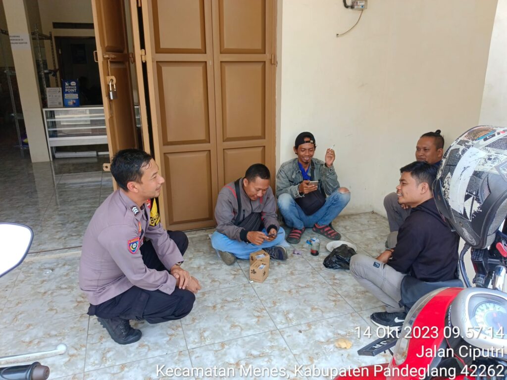 Bhabinkamtibmas Polsek Menes Bersama Warga Tingkatkan Keamanan dan Ketertiban di Wilayah 2 WhatsApp Image 2023 10 14 at 11.23.04
