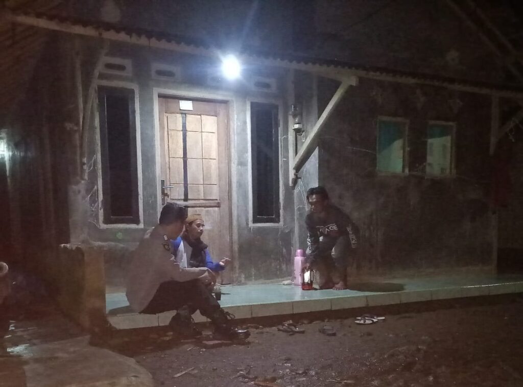 Polsek Pulosari: Patroli Rutin untuk Ciptakan Lingkungan Aman dan Kondusif 8 WhatsApp Image 2023 10 14 at 11.56.42