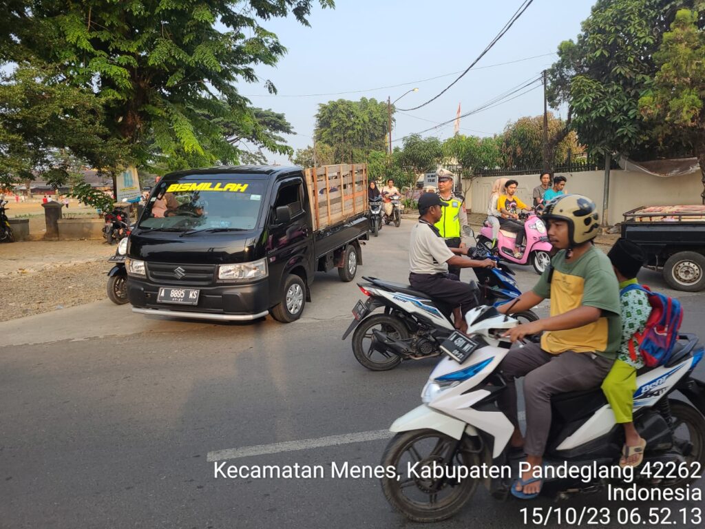 Polsek Menes Rutin Lakukan Pengaturan Arus Lalu Lintas untuk Kelancaran Berlalu-Lintas 2 WhatsApp Image 2023 10 15 at 12.30.16