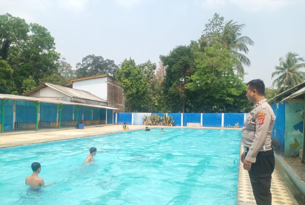 Polsek Menes Pantau dan Kawal Keamanan Obyek Wisata Kolam Renang 4 WhatsApp Image 2023 10 15 at 12.33.13