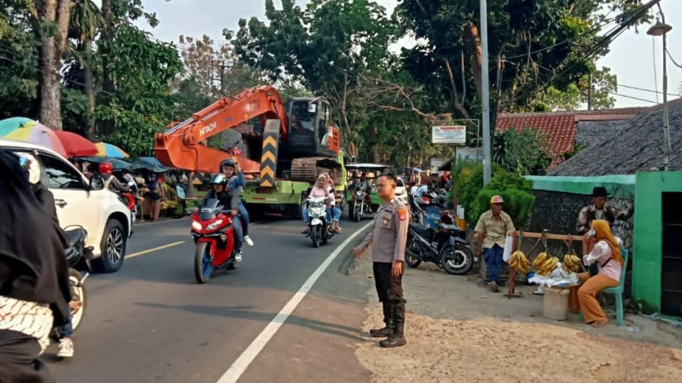 Polsek Carita Melaksanakan Strong Point untuk Pengamanan Lokasi Wisata 5 WhatsApp Image 2023 10 15 at 12.39.34