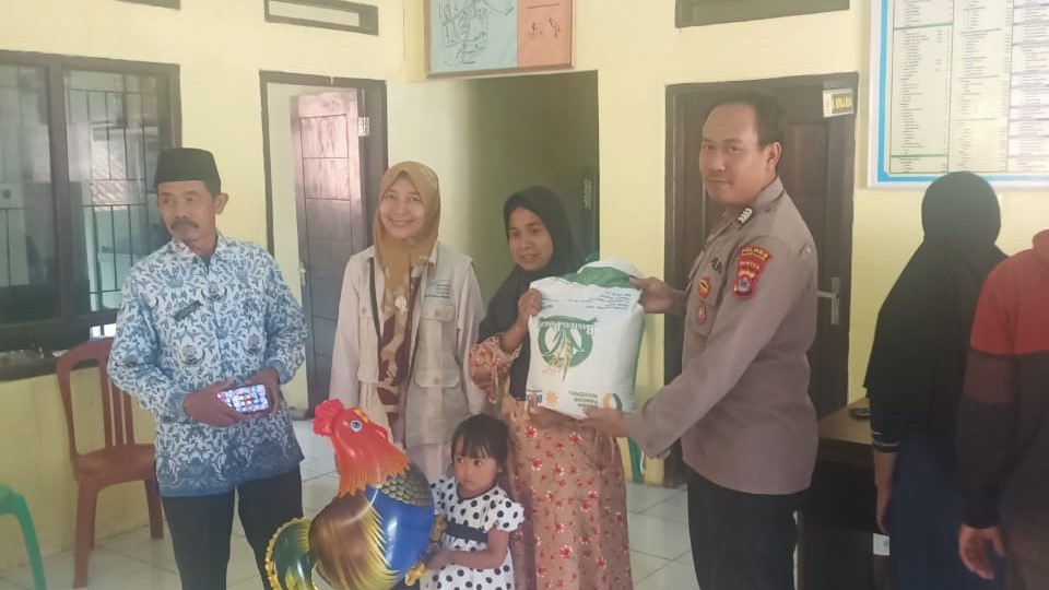 Polsek Pulosari Kawal Penyaluran Cadangan Beras Pemerintah Tahap II Tahun 2023 7 WhatsApp Image 2023 10 17 at 14.47.21