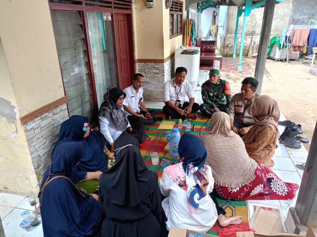 Bhabinkamtibmas Polsek Pandeglang Sambangi Warga di Kp. Cilaja Kec. Pandeglang 10 WhatsApp Image 2023 10 18 at 21.47.12