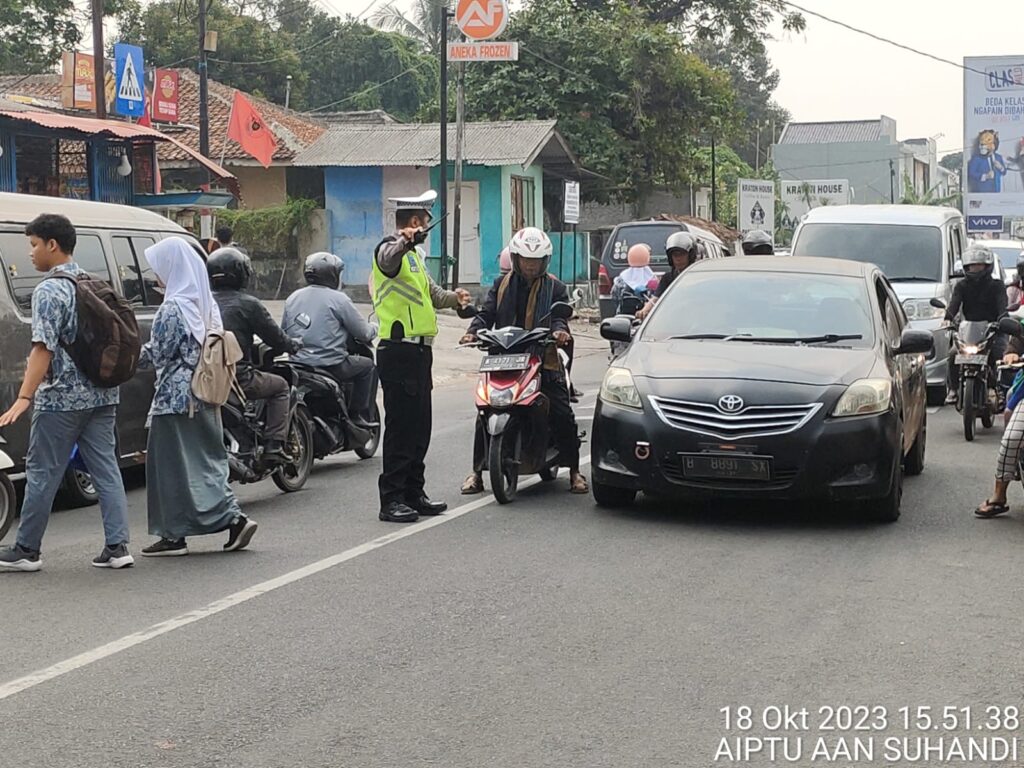 Polsek Pandeglang Ciptakan Kondisi dan Harkamtibmas dengan Strong Point Pengaturan Lalu Lintas 3 WhatsApp Image 2023 10 18 at 21.51.53