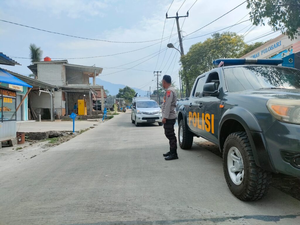 Polsek Pulosari Ciptakan Kondisi Arus Lalu Lintas yang Aman dan Kondusif 4 WhatsApp Image 2023 10 18 at 21.53.31