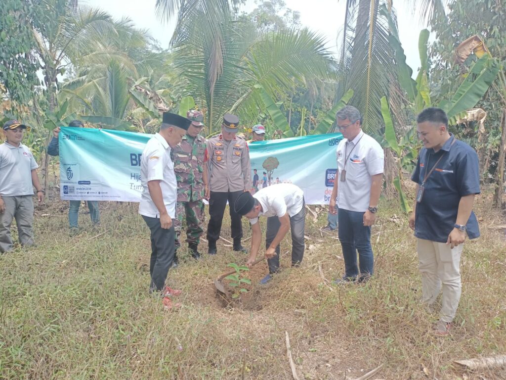 Polsek Cikedal dan Bank BRI: "Hijau Lingkunganku, Tumbuh Kuat Negeriku" 4 WhatsApp Image 2023 10 19 at 12.16.54