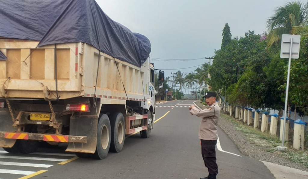 Polsek Bojong Terus Lakukan Giat Strong Point Gatur Lalulintas untuk Ciptakan Keamanan dan Ketertiban Lalu Lintas 7 WhatsApp Image 2023 10 19 at 12.44.08