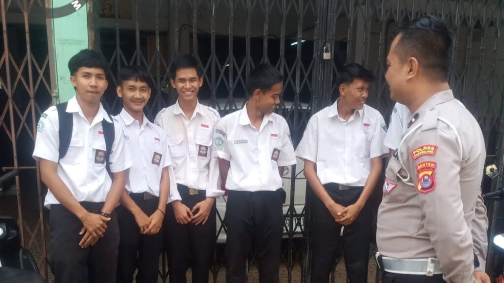Polsek Menes Patroli dan Memberikan Himbauan kepada Anak Sekolah 3 WhatsApp Image 2023 10 20 at 13.17.05
