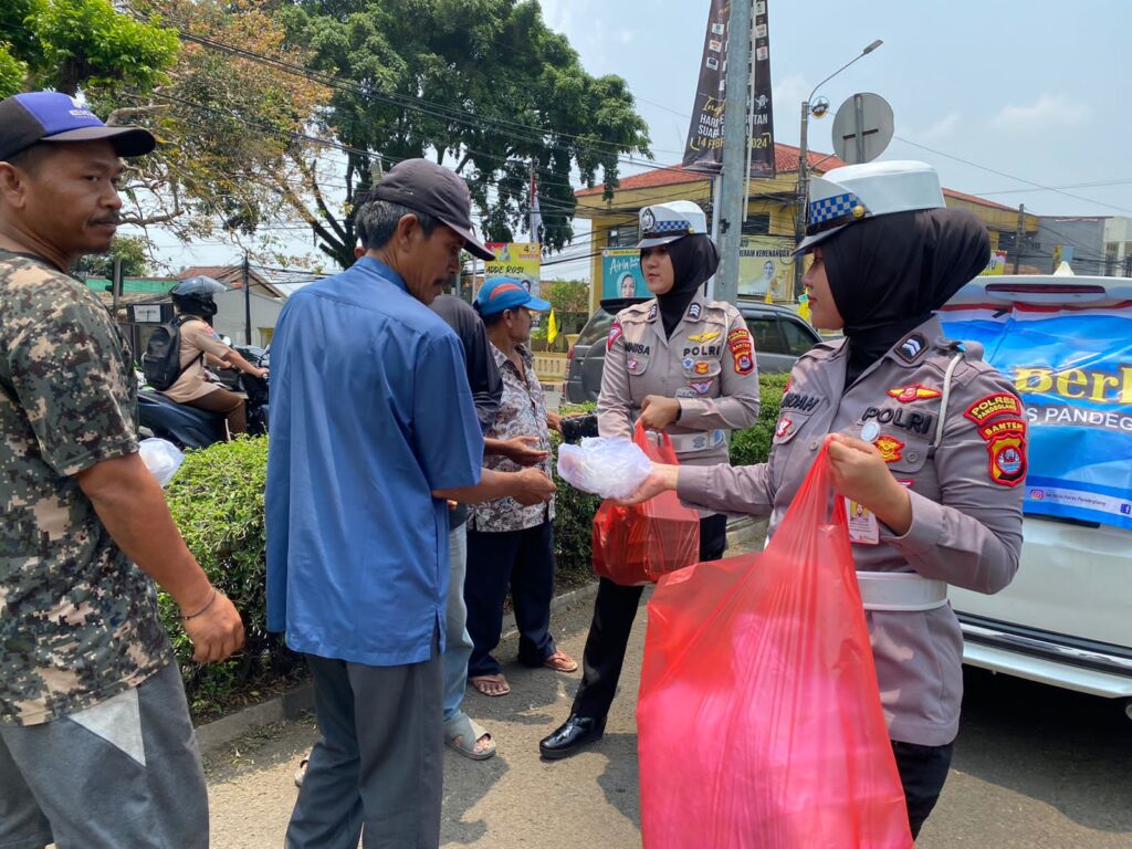 Jumat Berkah, Polwan Satlantas Polres Pandeglang Bagikan Nasi Kotak 8 WhatsApp Image 2023 10 20 at 15.19.45