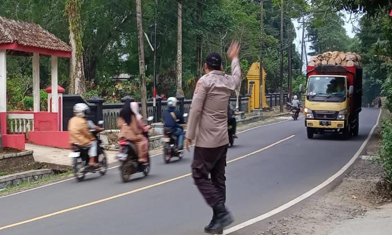 Polsek Saketi Giat Penjagaan dan Pengaturan Arus Lalulintas (Gatur) untuk Keamanan dan Kelancaran Lalu Lintas 5 WhatsApp Image 2023 10 21 at 07.56.40