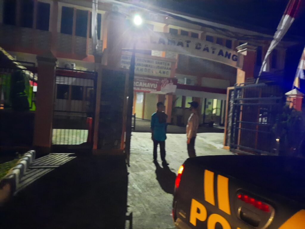 Polsek Bojong Gelar Patroli Malam untuk Mewujudkan Kamtibmas Aman dan Nyaman 6 WhatsApp Image 2023 10 21 at 07.59.02