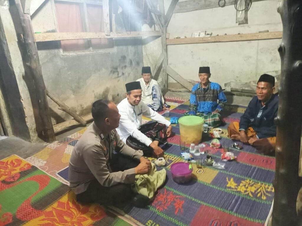 Polsek Pulosari Melaksanakan Patroli C3 untuk Ciptakan Lingkungan Aman 8 WhatsApp Image 2023 10 23 at 20.25.34