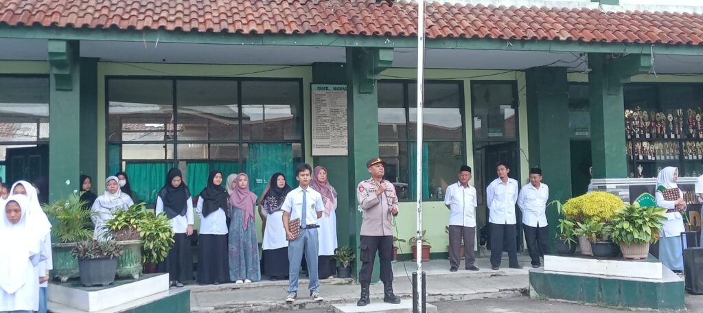 Polsek Menes Menggelar Apel Pagi di Madrasah Aliyah Mathlaul Anwar Menes 5 WhatsApp Image 2023 10 23 at 20.32.36
