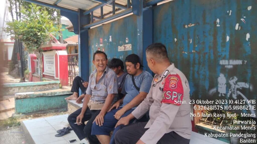 Polsek Menes Melaksanakan Kegiatan Patroli Dialogis dalam Rangka KRYD 10 WhatsApp Image 2023 10 23 at 20.43.47