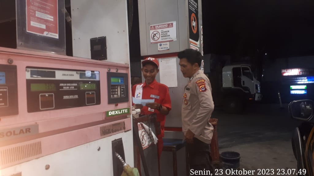 Polsek Saketi Polres Pandeglang Awasi Pendistribusian BBM di SPBU 1 WhatsApp Image 2023 10 24 at 08.25.17