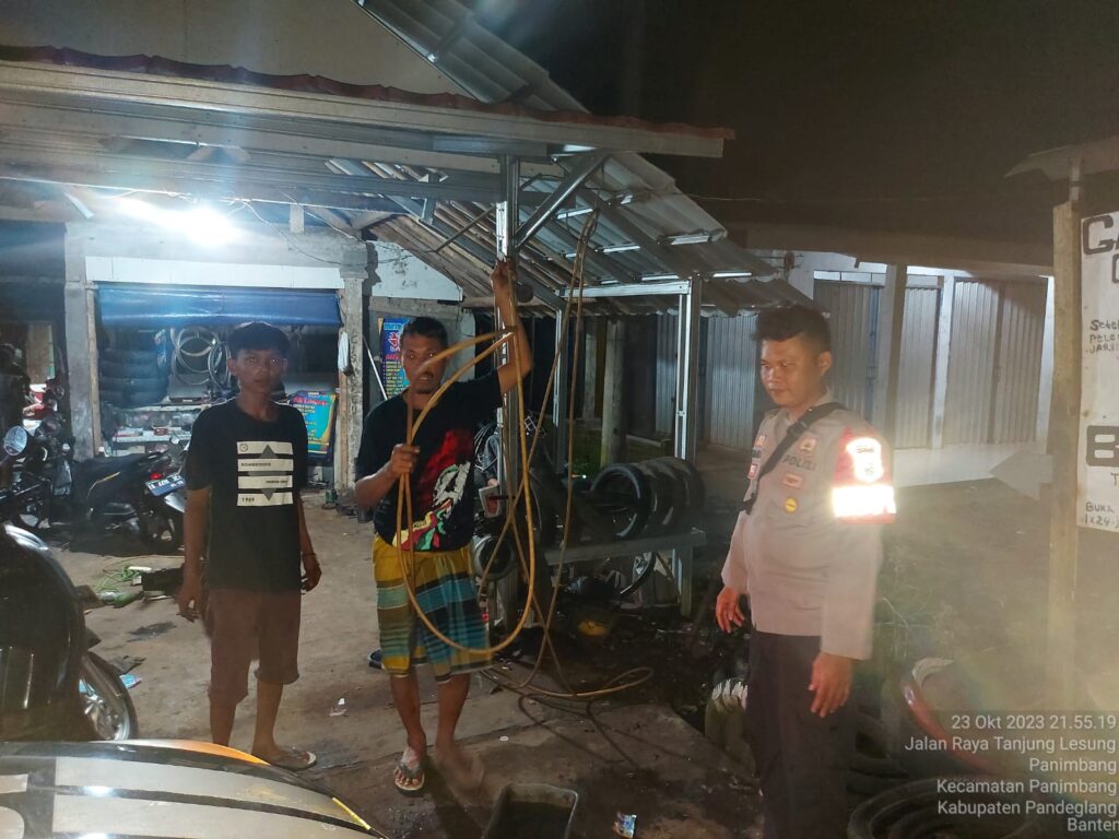 Polsek Panimbang Mendekatkan Diri dengan Masyarakat Melalui Patroli Malam Hari 5 WhatsApp Image 2023 10 24 at 09.29.35