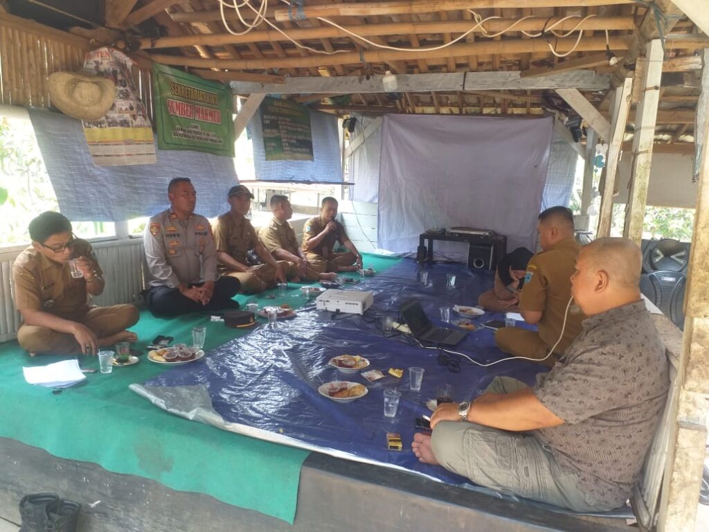 Kapolsek Menes Polres Pandeglang Hadiri Sosialisasi Pembuatan RDKK Pengelolaan Pupuk Bersubsidi TA. 2024 6 WhatsApp Image 2023 10 24 at 09.54.36