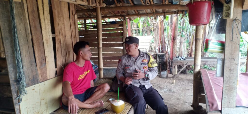 Bhabinkamtibmas Polsek Pandeglang Sambang dan Silaturahmi dengan Warga di Kelurahan Pagerbatu 8 WhatsApp Image 2023 10 24 at 10.01.05