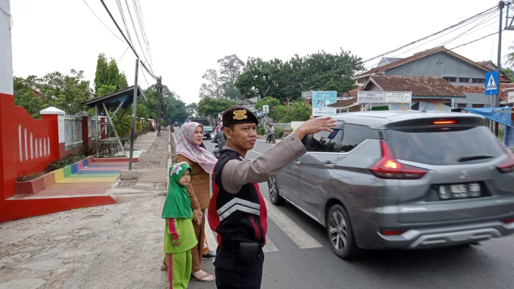 Polres Pandeglang Turunkan Personel Samapta untuk Pengaturan Arus Lalu Lintas dan Keselamatan Anak Sekolah 10 WhatsApp Image 2023 10 24 at 10.34.52