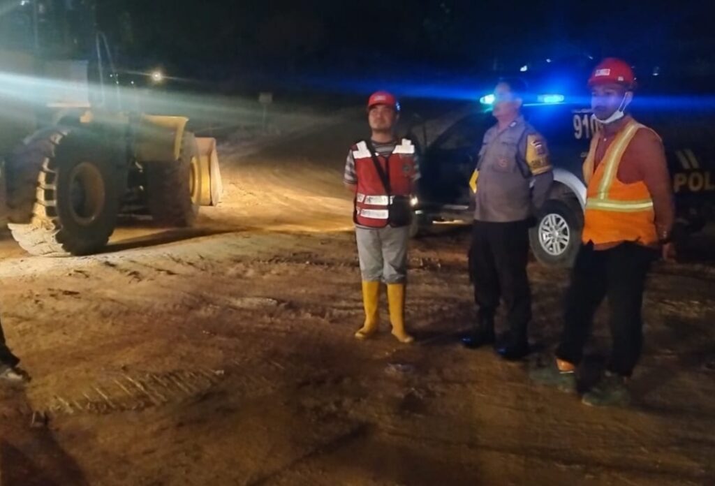 Polsek Bojong Melakukan Patroli Malam di Lokasi Proyek Jalan Tol Bojong - Panimbang 7 WhatsApp Image 2023 10 24 at 11.07.52