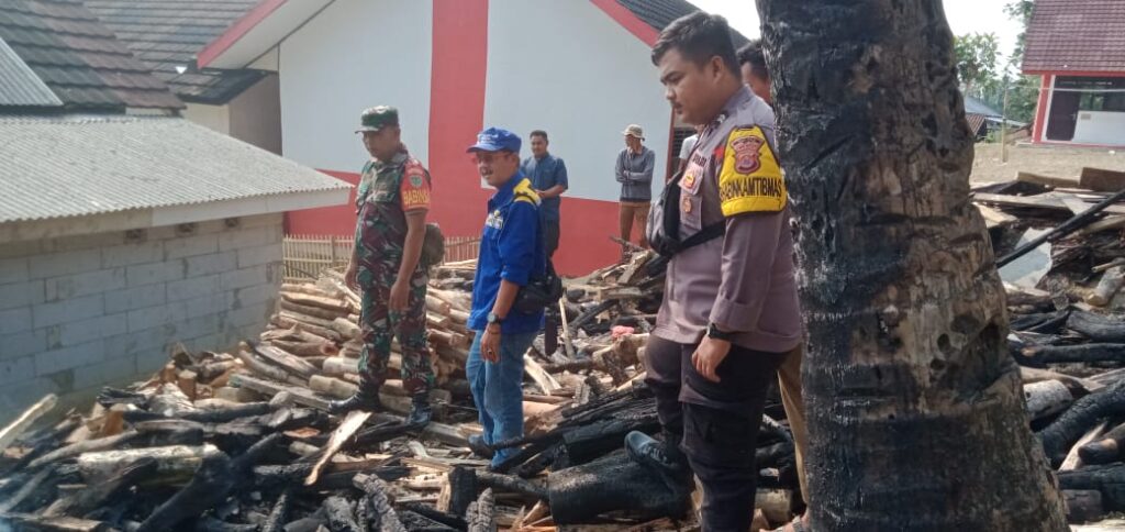 Polsek Angsana Monitoring Kebakaran Warung Semi Permanen 1 WhatsApp Image 2023 10 24 at 12.35.34