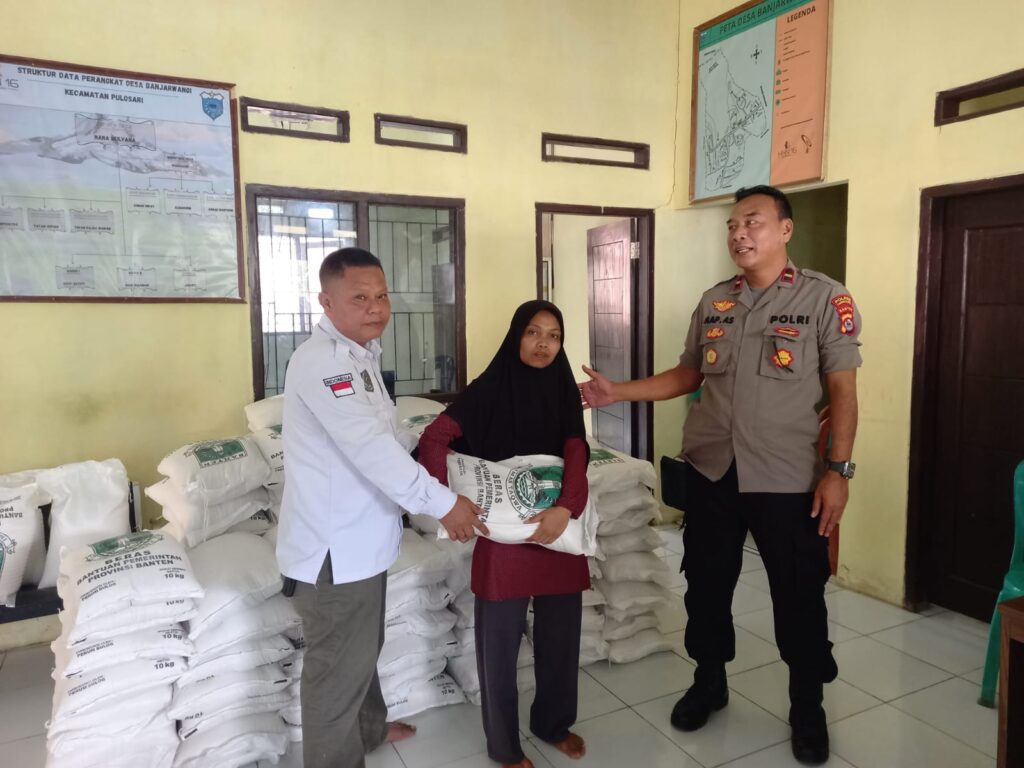 Kapolsek Pulosari dan Bhabinkamtibmas Pantau Pendistribusian Bantuan Pangan Beras di Desa Pulosari 4 WhatsApp Image 2023 10 25 at 10.11.31