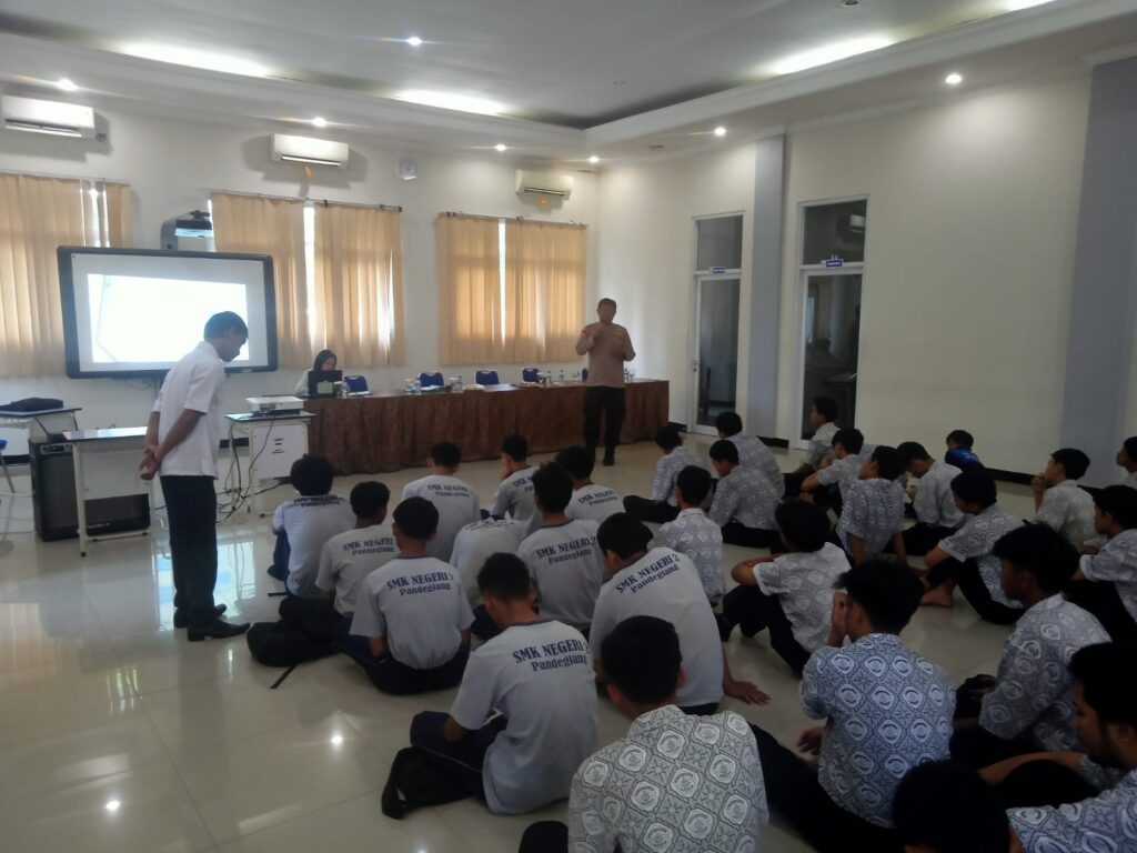 Polsek Pandeglang Adakan Bimbingan dan Penyuluhan terkait Bullying dan Kenakalan Remaja di SMKN 2 Pandeglang 3 WhatsApp Image 2023 10 25 at 20.37.34