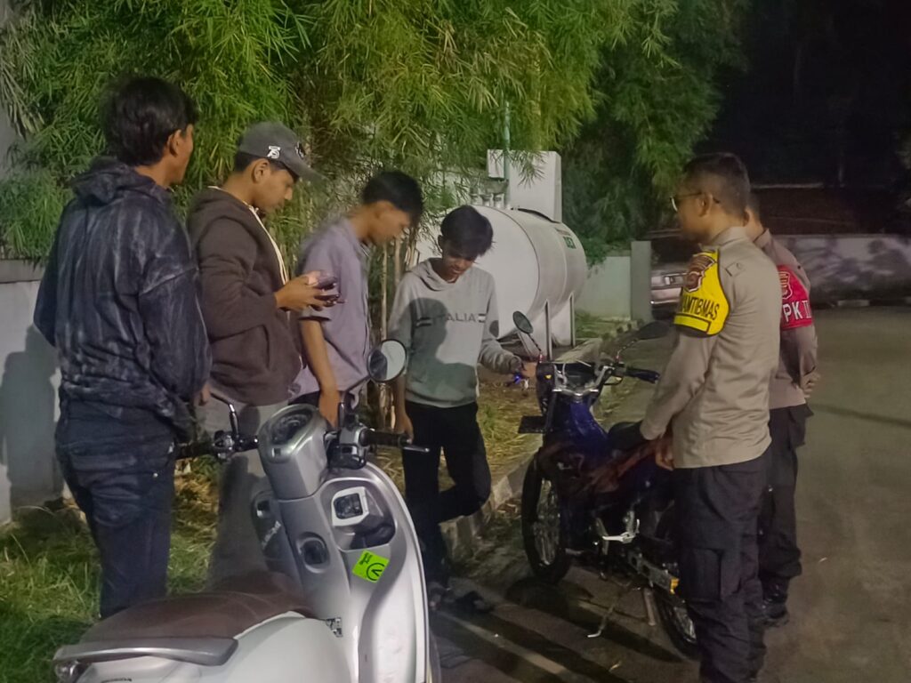 Polsek Banjar Melancarkan Giat Patroli Malam Guna Memelihara Ketertiban 3 WhatsApp Image 2023 10 26 at 09.12.55