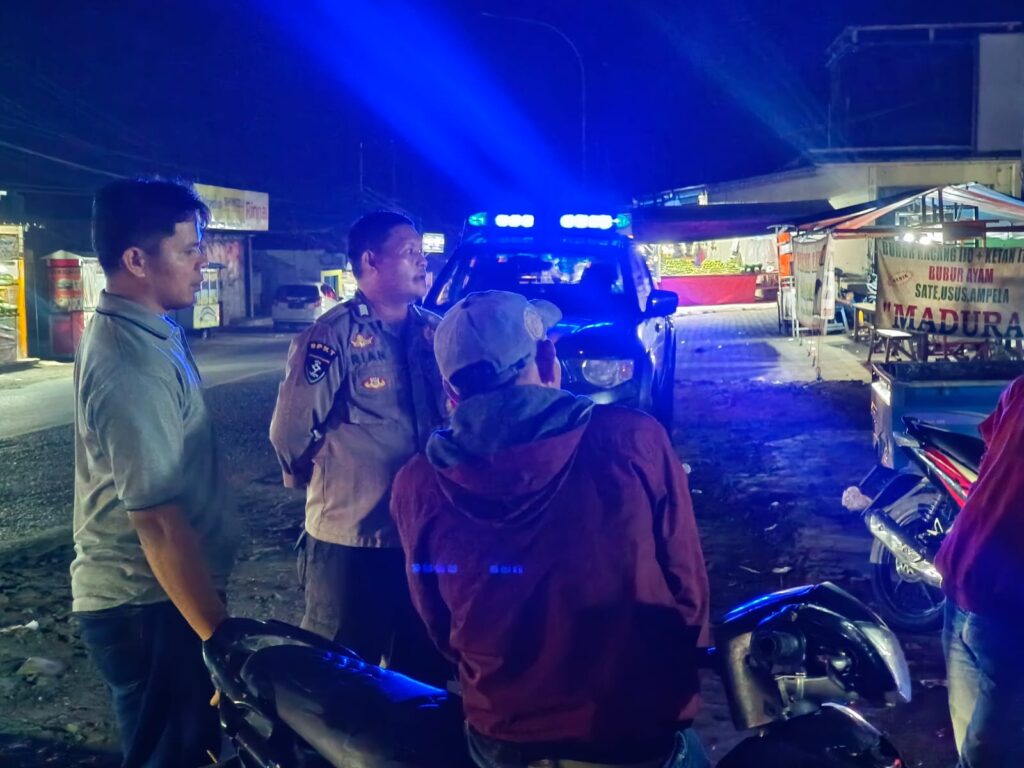 Polsek Banjar Polres Pandeglang Gelar "Patroli Bluelight" demi Situasi Aman dan Kondusif 4 WhatsApp Image 2023 10 26 at 09.18.30