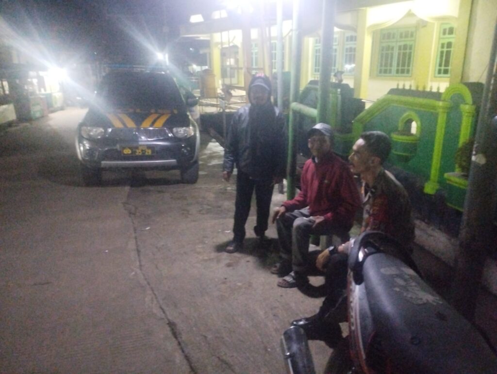 Polsek Cimanuk Polres Pandeglang Melaksanakan Patroli Mobile untuk Meningkatkan Keamanan dan Ketertiban 8 WhatsApp Image 2023 10 26 at 09.37.28 scaled