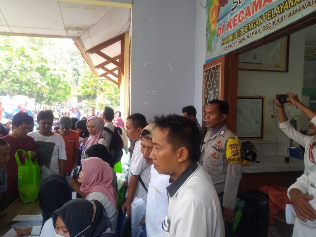 Personel Polsek Carita Melakukan Monitoring Penyaluran Bantuan Pangan Stunting (BPS) di Kabupaten Carita 9 WhatsApp Image 2023 10 26 at 09.57.30