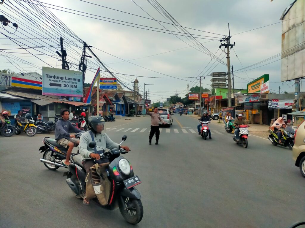 Polsek Pagelaran: Pengaturan Arus Lalu Lintas untuk Menciptakan Kondisi Aman dan Lancar 9 WhatsApp Image 2023 10 27 at 11.11.46