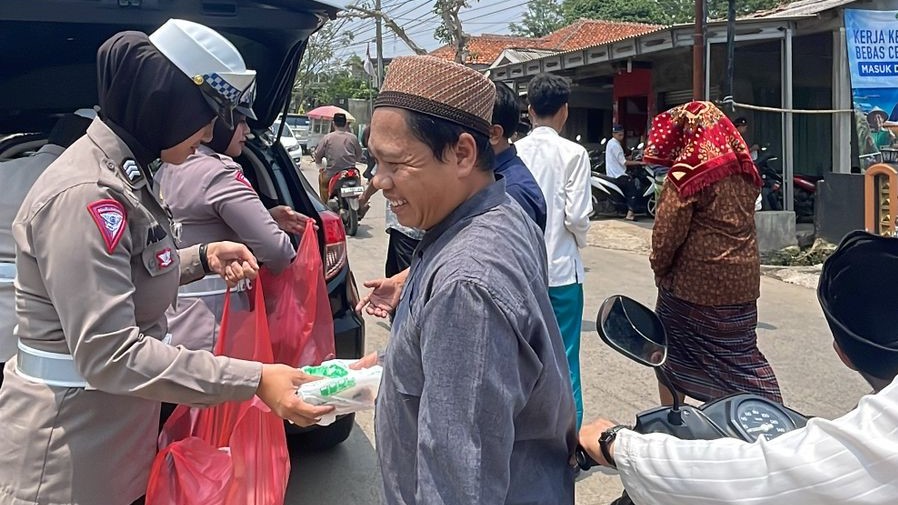 Polres Pandeglang Bagikan Nasi Kotak Gratis dalam Kegiatan Jumat Berkah 2 WhatsApp Image 2023 10 27 at 13.05.31