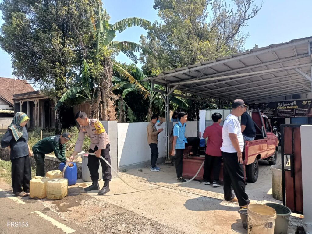 Bhabinkamtibmas Polsek Cibaliung Salurkan Bantuan Air Bersih Kepada Warga 6 WhatsApp Image 2023 10 27 at 13.44.39