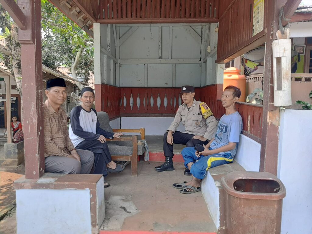 Bhabinkamtibmas Polsek Pandeglang Sambang Warga, Himbau Jaga Kamtibmas 4 WhatsApp Image 2023 10 27 at 14.33.46
