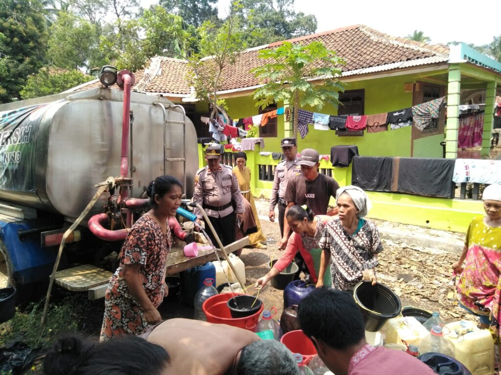 Polsek Carita Salurkan Bantuan Air Bersih kepada Warga Desa Tembong 9 WhatsApp Image 2023 10 27 at 15.49.37