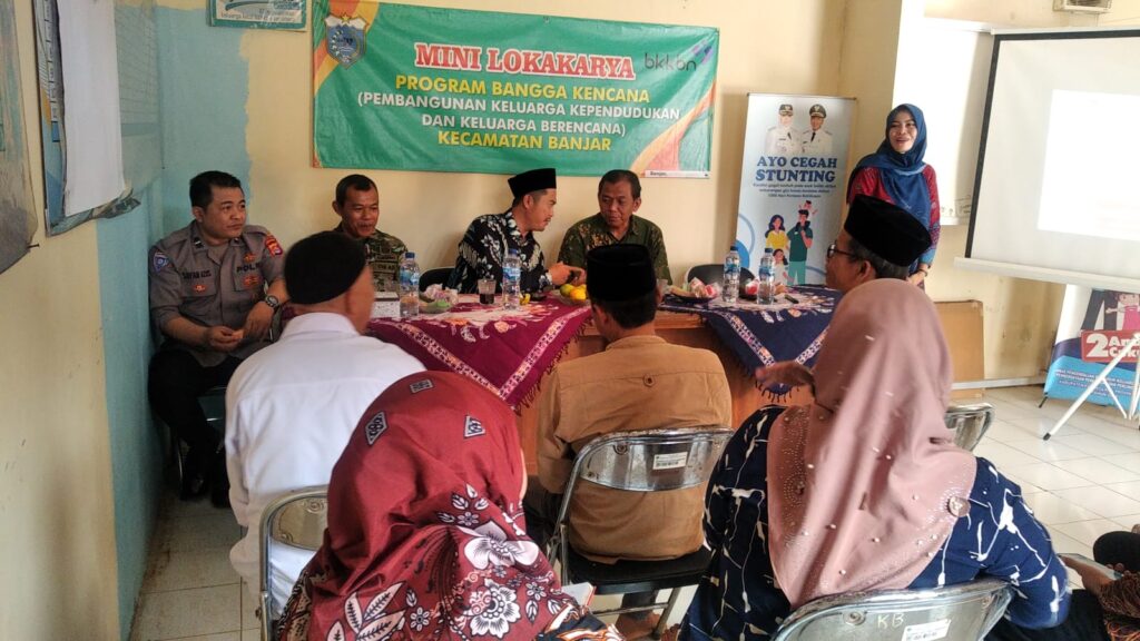Bhabinkamtibmas Polsek Banjar Memeriahkan Mini Lokakarya Program Bangga Kencana 6 WhatsApp Image 2023 10 27 at 19.04.30
