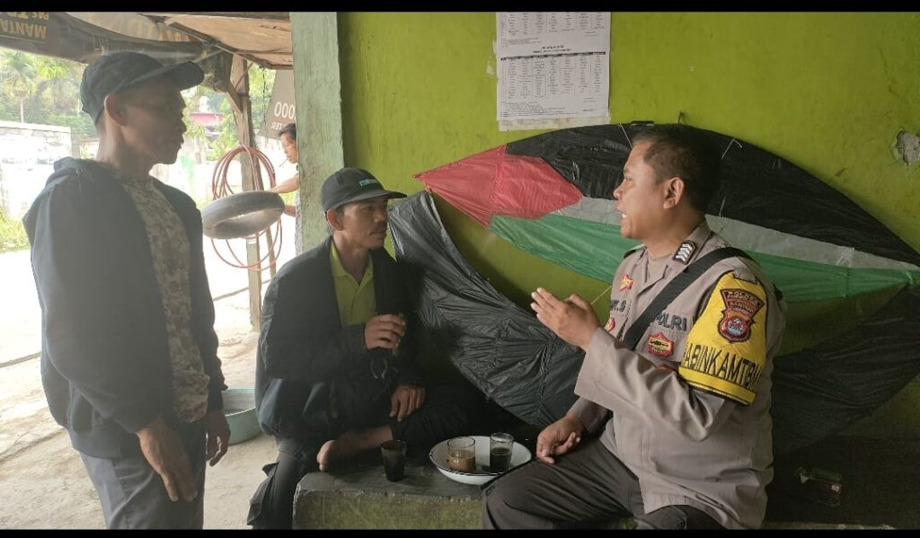 Bhabinkamtibmas Polsek Pandeglang Ajak Warga Jaga Kebersihan dan Keamanan Lingkungan di Kp. Maja Pasir 10 WhatsApp Image 2023 10 30 at 20.06.57