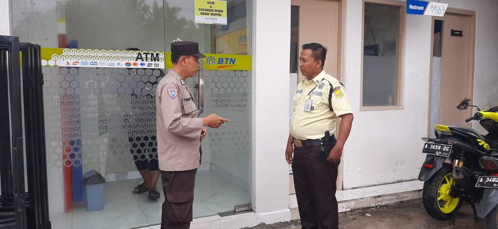 Bhabinkamtibmas Polsek Pandeglang Himbau Petugas Keamanan Bank untuk Jaga Kamtibmas 8 WhatsApp Image 2023 11 03 at 10.52.42