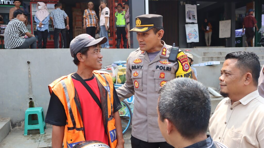 Sambangi Tukang Parkir, Kapolres Pandeglang Berikan Pesan Kamtibmas 2 WhatsApp Image 2023 11 03 at 11.19.52